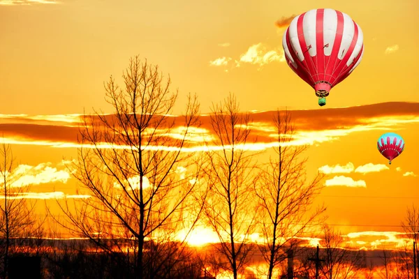 Rote Und Weiße Heißluftballons Vor Dem Hintergrund Des Leuchtend Orangen — Stockfoto