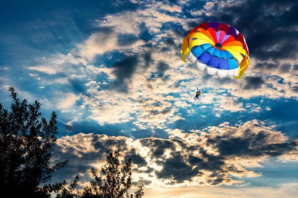 Gün Batımının Arka Planında Paraşütle Paraşütle Atlamak — Stok fotoğraf