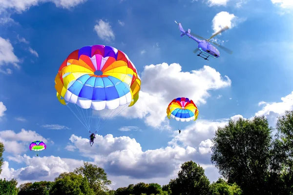 Parachutists Jumping Helicopter Sky Sport Recriation — Stock Photo, Image