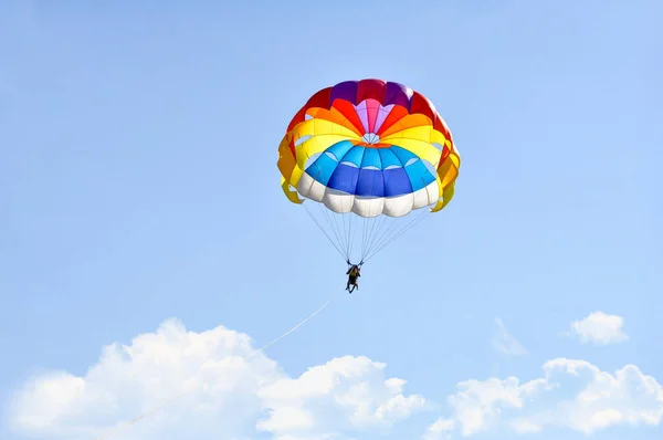 Paralotniarstwo Przy Użyciu Spadochronu Tle Błękitnego Zachmurzonego Nieba — Zdjęcie stockowe