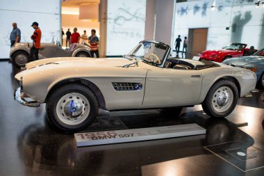 Münih, Almanya - 14 Eylül 2018: BMW 507, 1956 BMW Müzesinde ayakta duran otomobil.