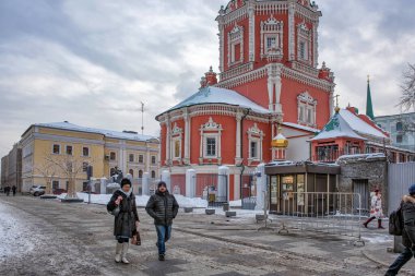 Moskova, Rusya - 15 Ocak 2021: Moskova 'da kışın eski bir kilise Noel için dekore edildi.