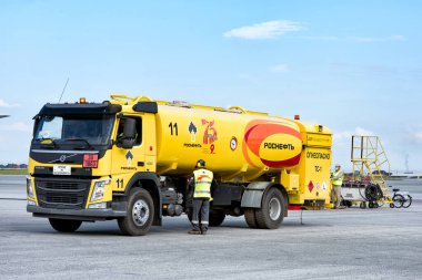 Abakan, Rusya - 08 Ağustos 2020: yazın havalimanında yakıt ikmali.