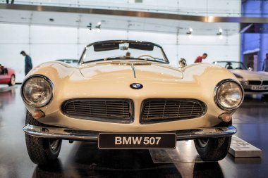 Münih, Almanya - 14 Eylül 2018: BMW 507, 1956 BMW Müzesinde ayakta duran otomobil.