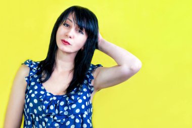 Sarı arka planda güzel siyah saçlı bir kadın, izole edilmiş..