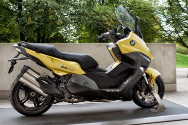 Münih, Almanya - 14 Eylül 2018: BMW Müzesi galerisinde bir BMW 650 spor motosiklet.