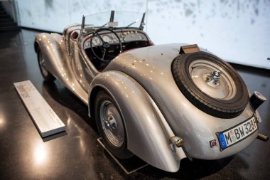 MÜZİK, Almanya - 14 Eylül 2018: lüks, görkemli BMW 328 gümüş spor araba, 1936 Münih BMW Müzesi.