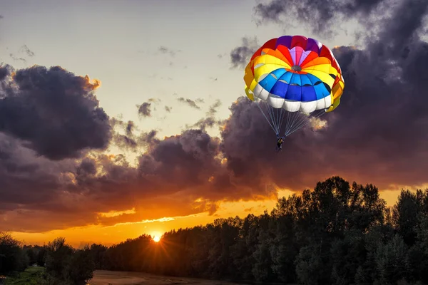 Gleiten Mit Einem Fallschirm Vor Dem Hintergrund Des Hellen Sonnenuntergangs — Stockfoto