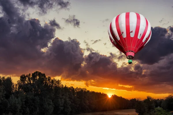 Balon Gorącego Powietrza Niebie Tle Jasnego Zachodu Słońca — Zdjęcie stockowe