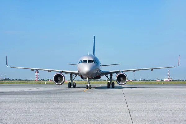 Ένα Μεγάλο Ασημένιο Μπλε Τζετ Aeroflot Έτοιμο Απογειωθεί Στο Αεροδρόμιο Royalty Free Εικόνες Αρχείου