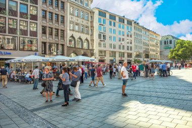 Münih, Almanya - 12 Eylül 2018: Eski evleri, kafeleri ve dükkanları olan geleneksel bir Alman şehir caddesi.