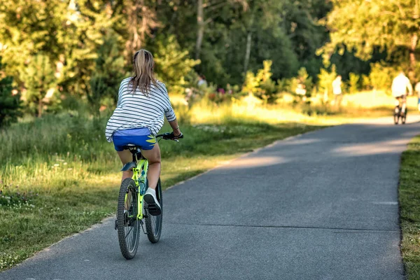 Μια Νεαρή Γυναίκα Κάνει Ποδήλατο Στο Πάρκο Καλοκαίρι — Φωτογραφία Αρχείου