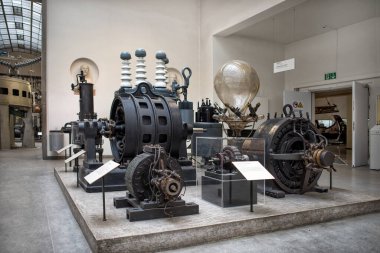 Münih, Almanya - 14 Eylül 2018: üç aşamalı bir jeneratör von Siemens und Halske, 1893, Alman Müzesi. 