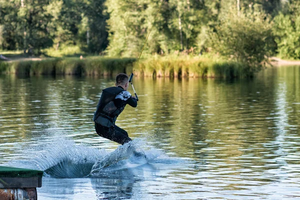 Hombre Wakeboarding Lago Día Verano Chaleco Salvavidas Foco Suave Desenfoque —  Fotos de Stock