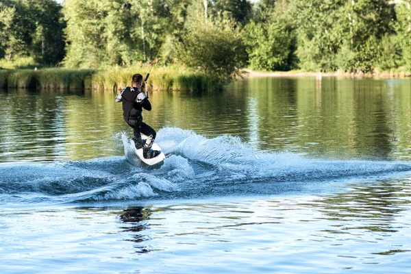 Hombre Wakeboarding Lago Día Verano Chaleco Salvavidas Foco Suave Desenfoque —  Fotos de Stock