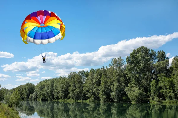 Gleitschirmfliegen Über Fluss Und Wald Einem Sonnigen Sommertag — Stockfoto