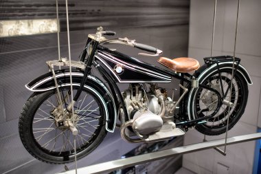 Münih, Almanya - 14 Eylül 2018: Galeride eski bir BMW motosiklet. BMW Müzesi.