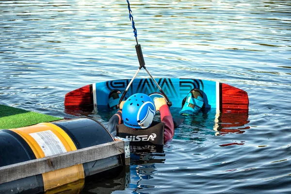 Una Donna Che Prepara Wakeboard Giubbotto Salvagente Lago Nella Giornata — Foto Stock