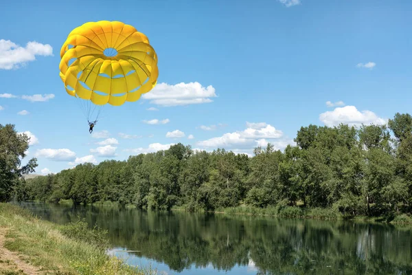 Parapente Com Paraquedas Sobre Rio Floresta Dia Ensolarado Verão — Fotografia de Stock