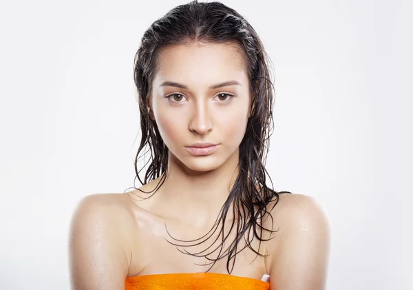 Mujer con el pelo mojado —  Fotos de Stock