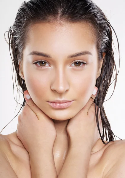 Frau mit nassen Haaren — Stockfoto