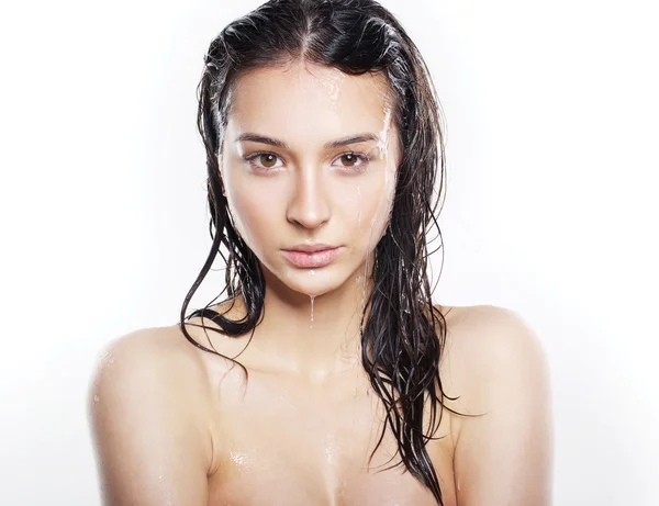 Женщина с мокрыми волосами — стоковое фото