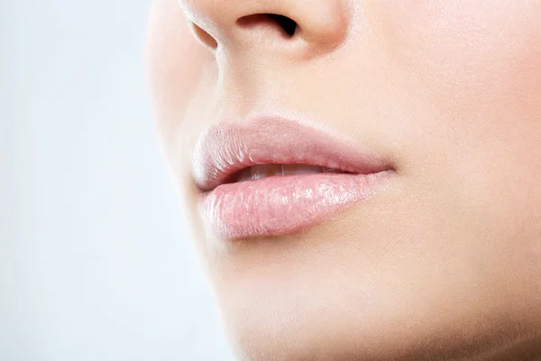 Femme visage lèvres et nez — Photo
