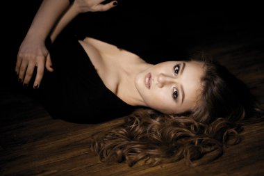 dalgalı saçlı genç güzel kız 