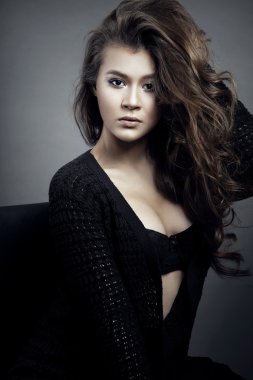 dalgalı saç ve yumuşak deri kadın ile