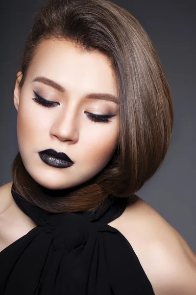 Mujer con labios negros y cabello perfecto — Foto de Stock