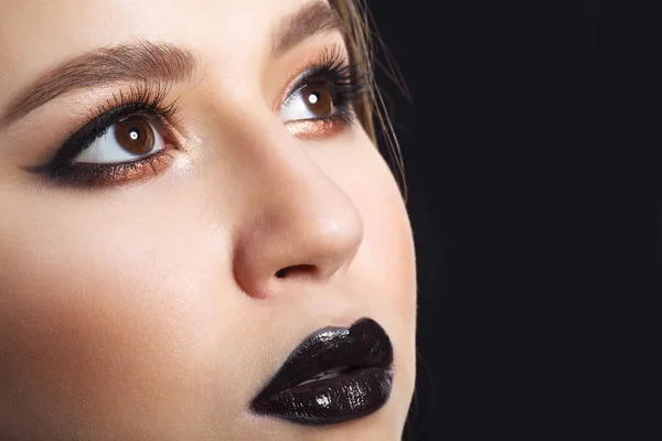 Mujer con labios negros y cabello perfecto — Foto de Stock