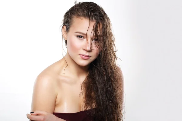 Schöne Frau mit nassen Haaren — Stockfoto