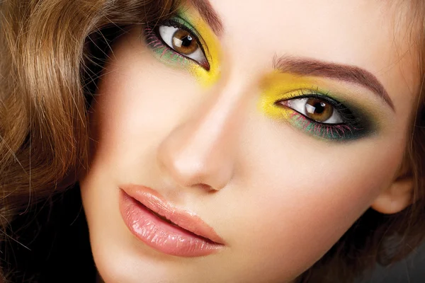 Beautiful girl with bright makeup — Stock Photo, Image