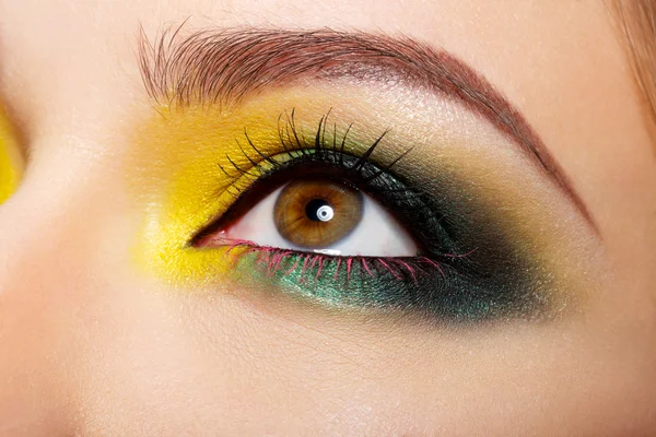 parlak bir makyaj ile güzel kız 