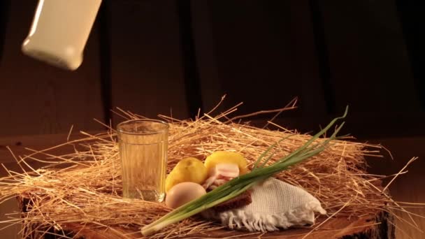 Láhev s vodkou s různými tradiční občerstvení — Stock video
