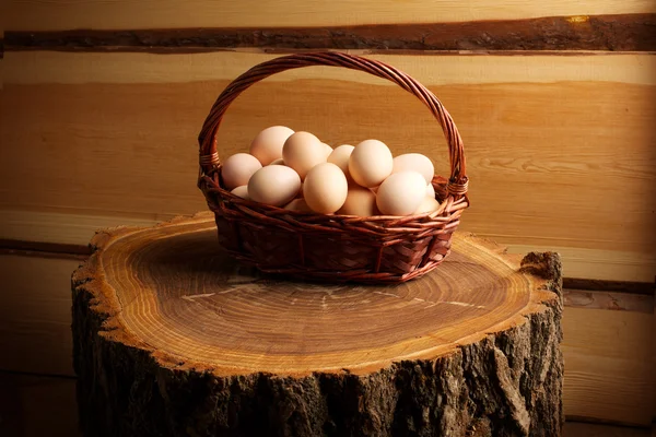 Яйця в дерев'яному кошику — стокове фото