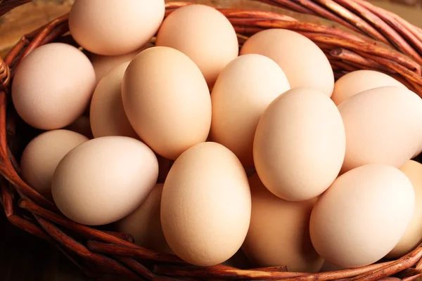 Jajka w koszyku drewniane — Zdjęcie stockowe