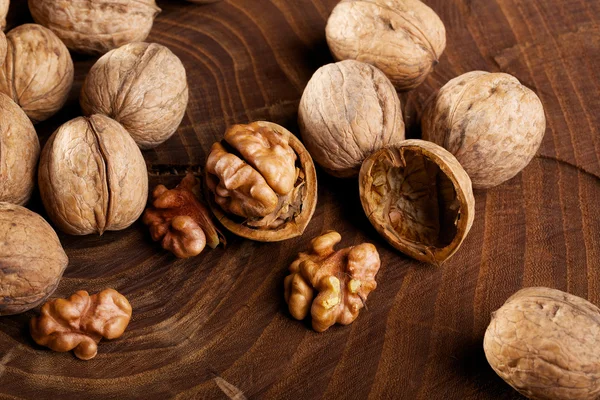 Güdük üzerinde dağınık ceviz