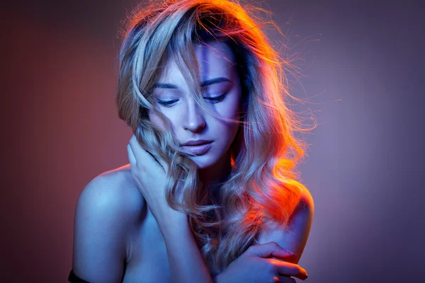 kadın renkli ışık