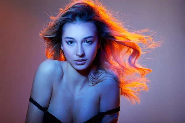 kadın renkli ışık