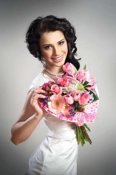 Mulher com um buquê de flores — Fotografia de Stock