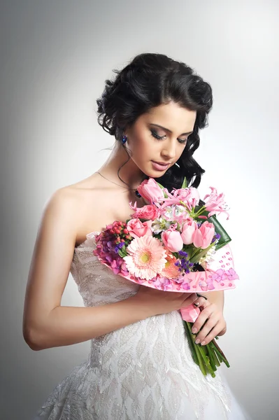 Femme avec un bouquet de fleurs — Photo