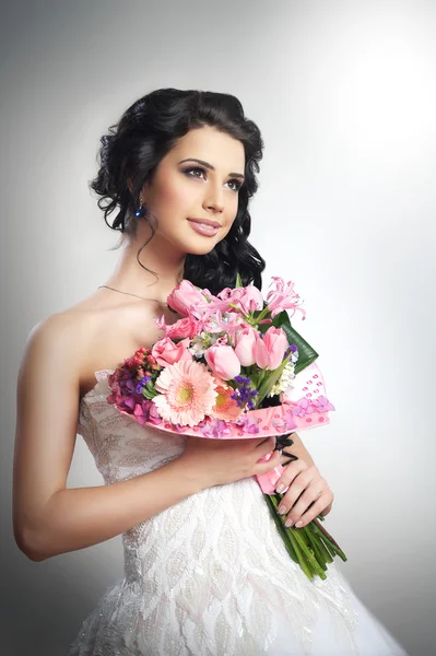 Femme avec un bouquet de fleurs — Photo