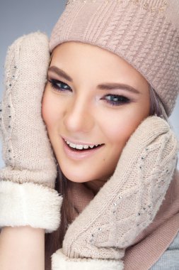 kadın şapka ve eldiven