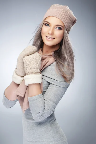 Mujer con sombrero y guantes — Foto de Stock