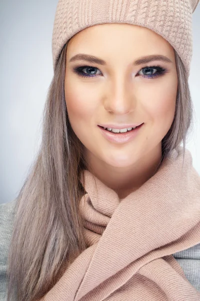 여자 착용 겨울 모자 — 스톡 사진