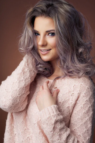 Retrato de una mujer feliz posando — Foto de Stock