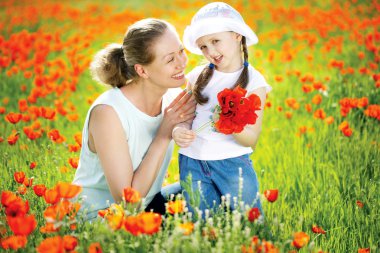 Anne ile kızı çayır üzerinde