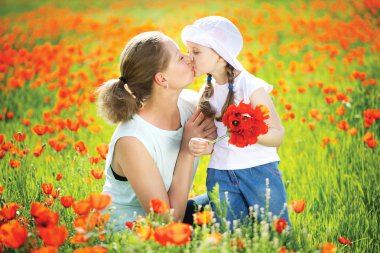 Anne ile kızı çayır üzerinde