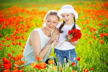 Anne ile kızı çayır üzerinde